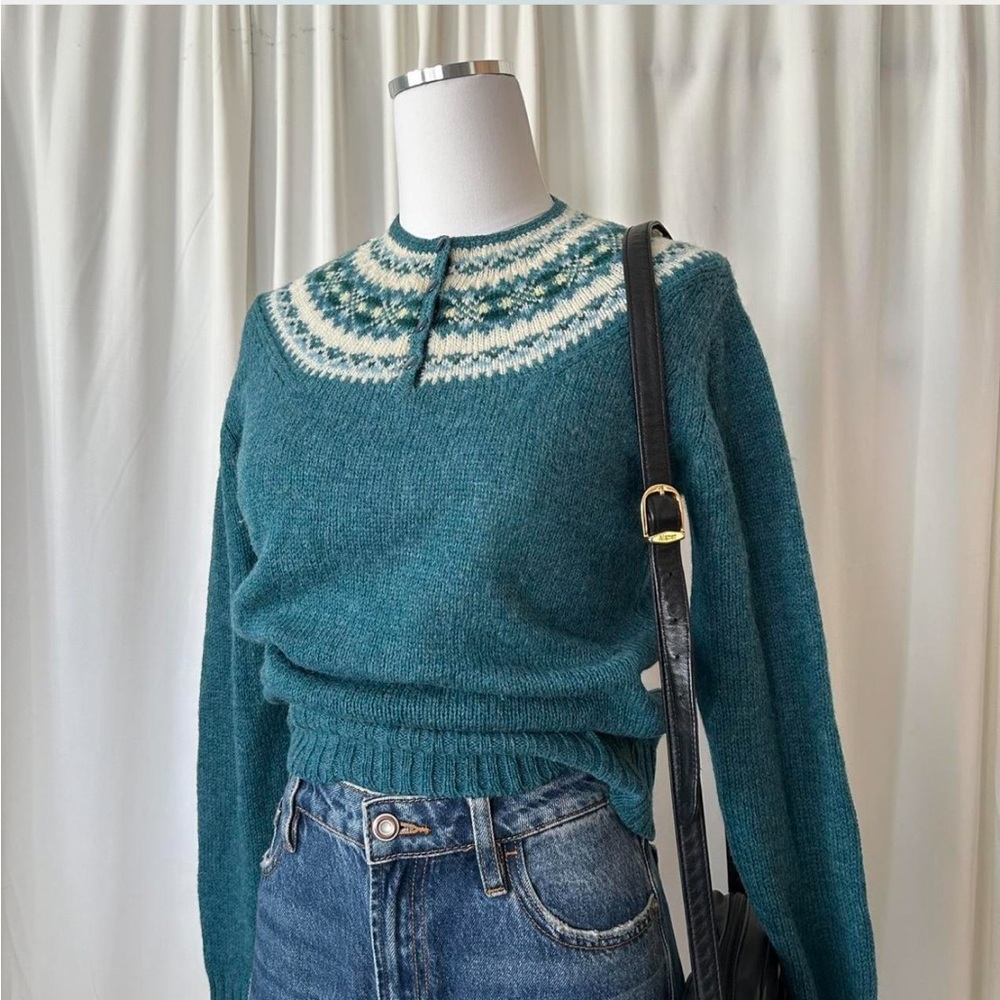 Vintage 1980s Susan Bristol Pure Shetland Wool Fair Isle sweater in teal. - Picture 5 of 8